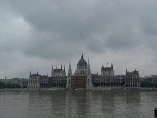 das ungarische Parlamentsgebäude bei eher englischem Wetter   (7/150)